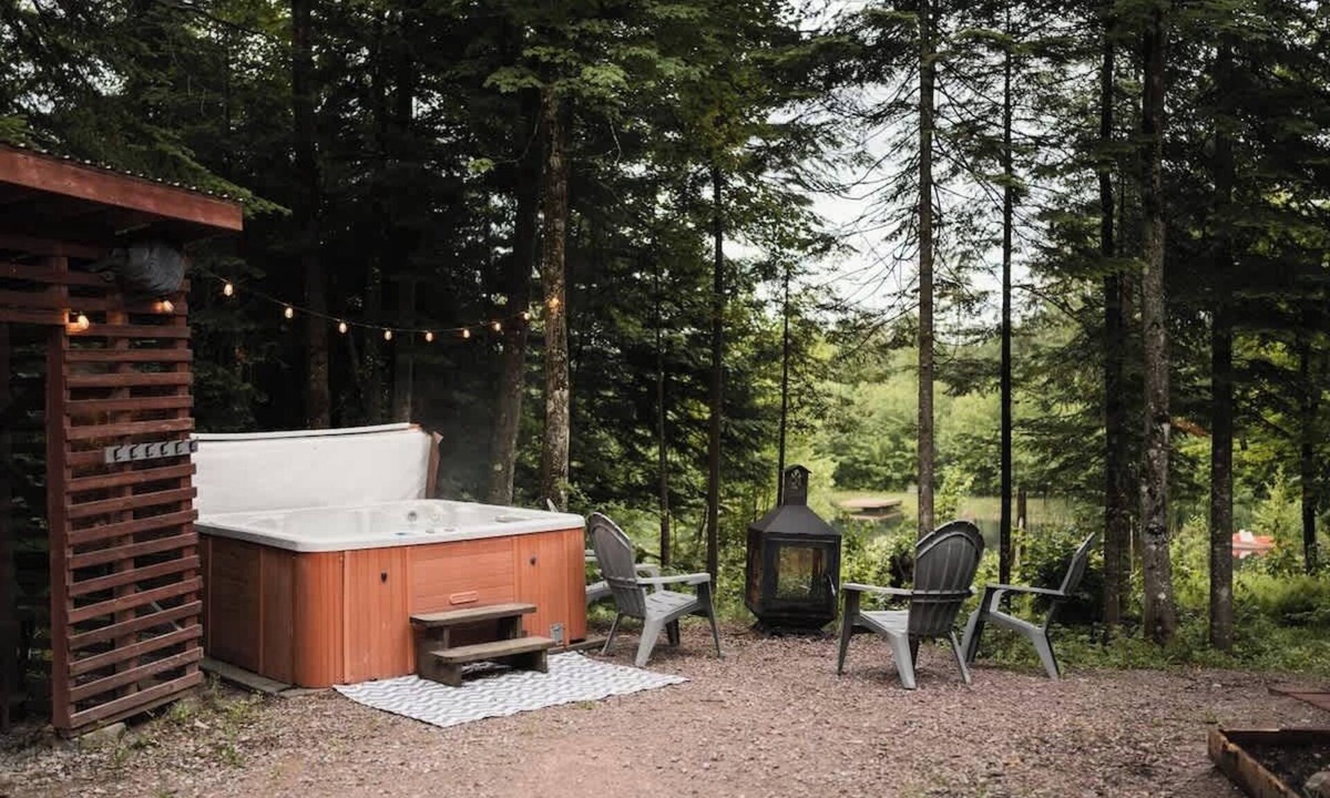 Lac-Sergent House | Lakefront Hot Tub & Fireplace, BBQ, Sleeps 8