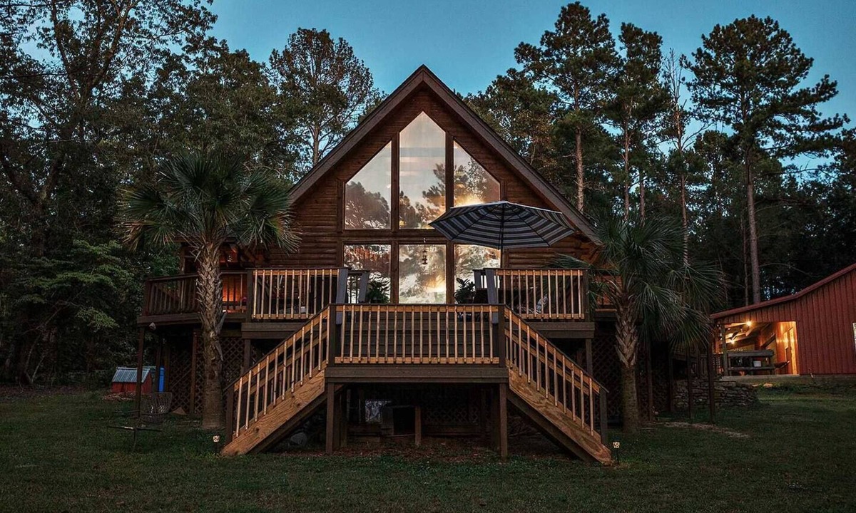 Huntcliff Cabin | Lakefront log cabin