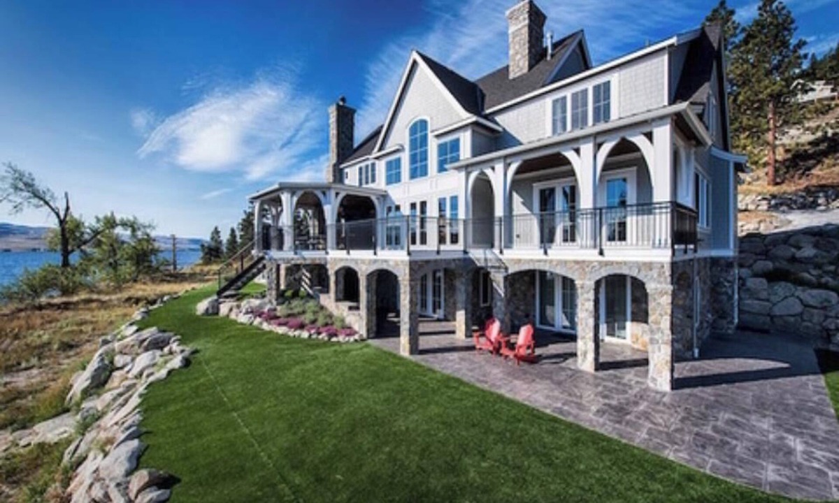 Quilchena House | Lakefront luxury house in BC interior - 5 king beds with ensuites - sleeps 25!