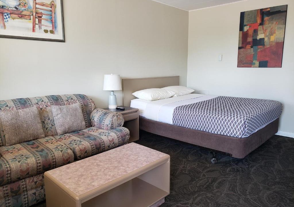 Three Hills Hotel | Lamplighter Inn