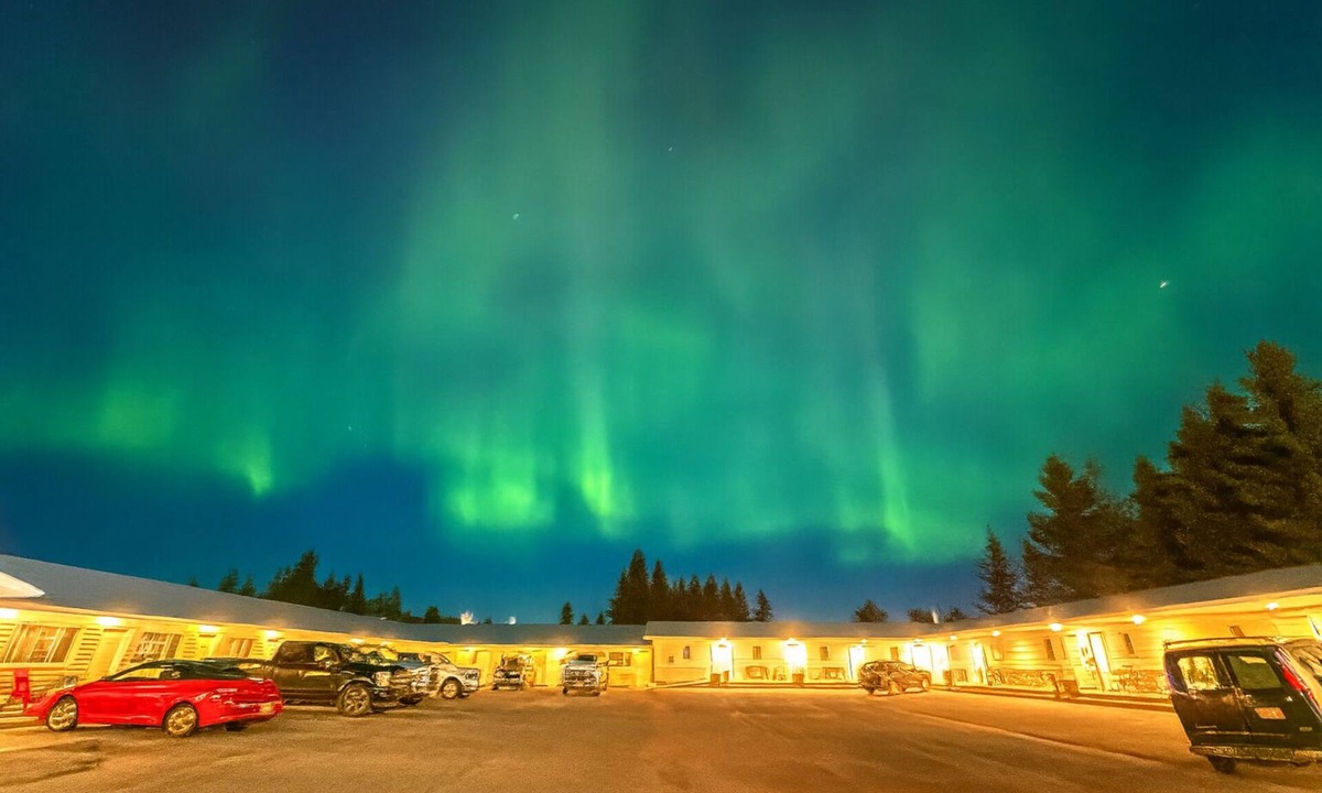 Three Hills Hotel | Lamplighter Inn