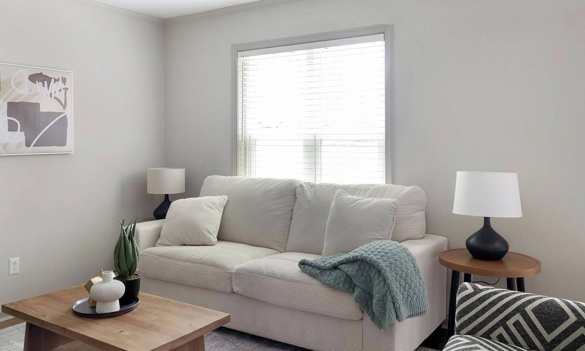 Crabtree Apartment | Landing | Beautiful 2BD, Tennis Court, Clubhouse