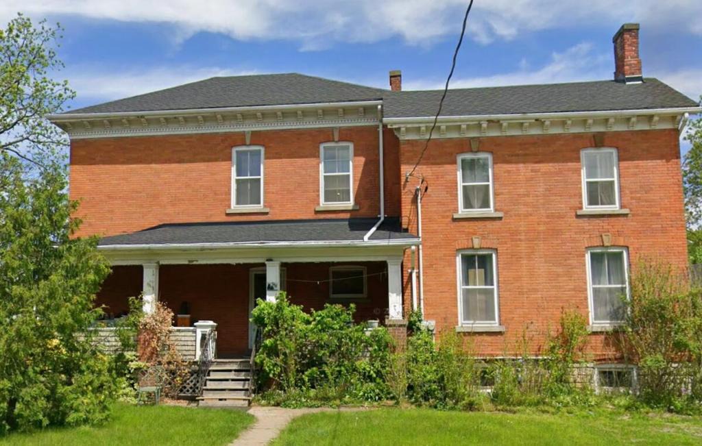 St. Catharines House | Large 7 Bedroom Heritage Home in St Catharines