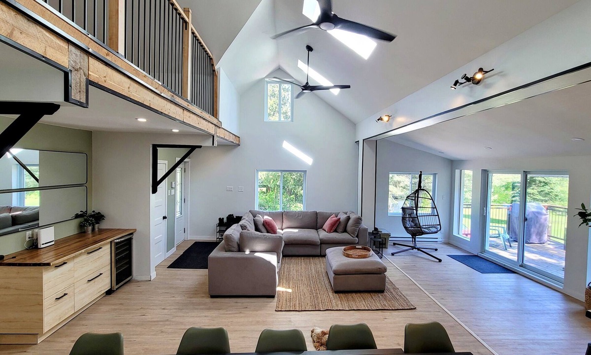 Val Morin Ski Chalet | Large cottage with 9-seater hot tub on the North River