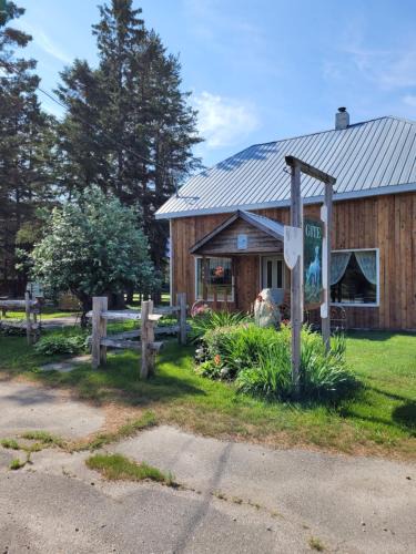 Saint-David-de-Falardeau Bed & Breakfast | Le Gîte Du Gardien Blanc
