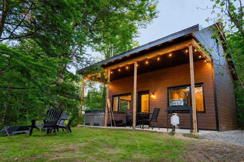 Shannon House | Le Geai Bleu - Waterfront Chalet with Spa