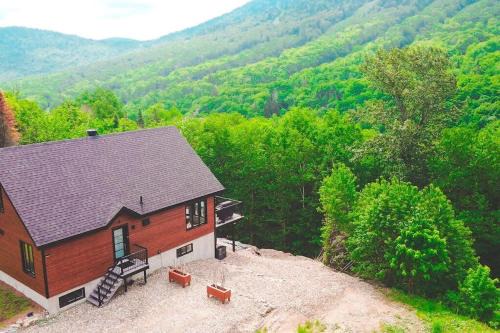 Notre-Dame-Auxiliatrice-de-Buckland Ski Chalet | Le Grizzly - Ski Getaway - Spa - Pool Table
