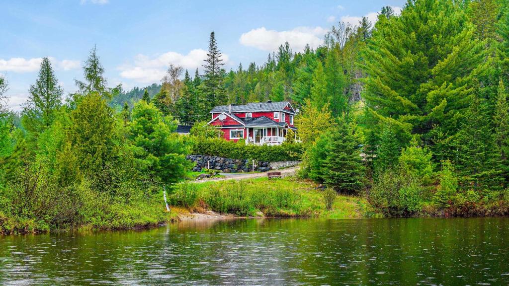 Chertsey House | Le Lake House in Chertsey with spa