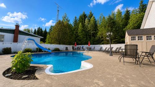 Eastern Townships Ski Chalet | Le Palais Royal 18 Pers, Piscine, Spa & Loisirs