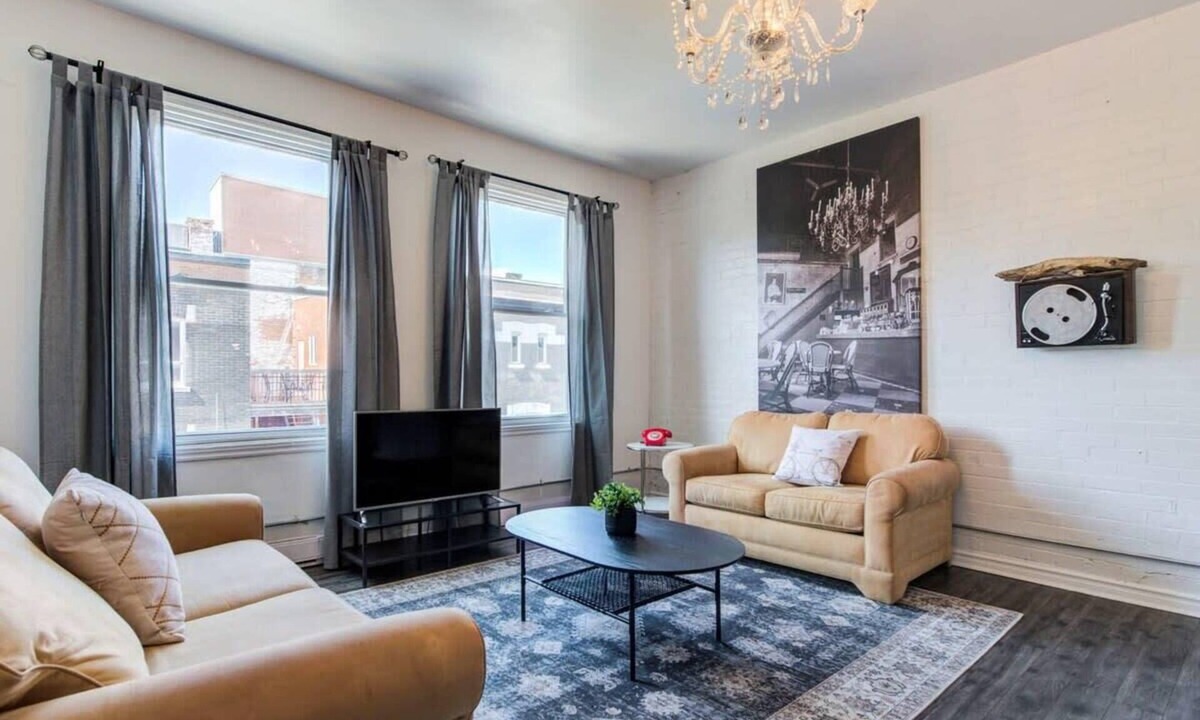 Plateau Mont Royal Apartment | Le Plateau Stay, WiFi, Near Cafes, Parks & Metro