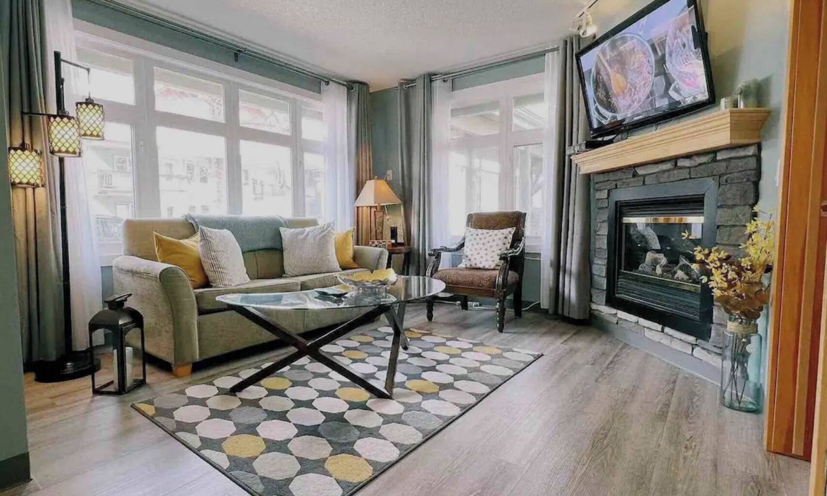 Canmore Cabin | Light&Bright Rocky Getaway/KingBed/Parking/Gym