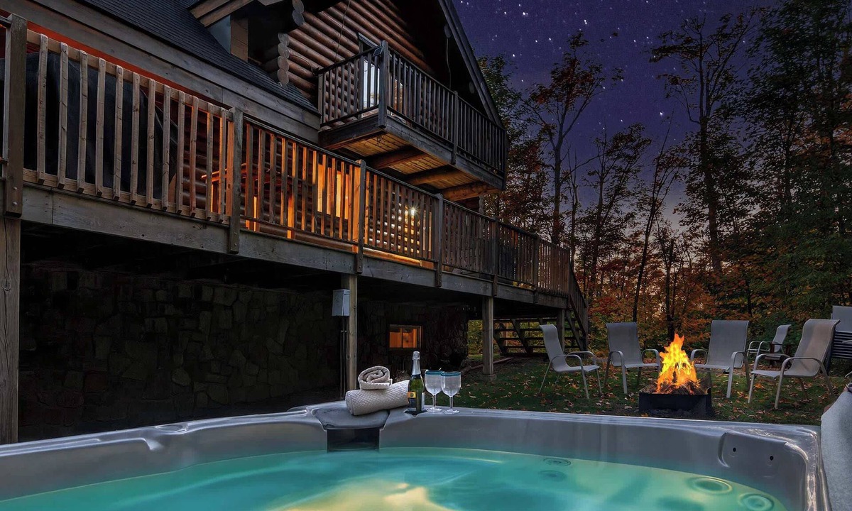 Labelle Ski Chalet | Log Cabin w Hot Tub, Beach 10m, near Tremblant