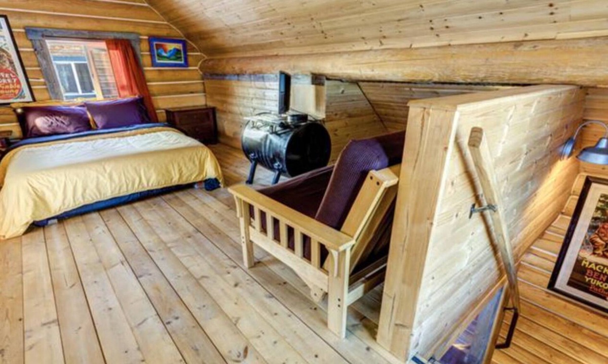Mount Lorne Cabin | Log Cabin with Amazing Mountain & Lake Views (Pet Friendly)