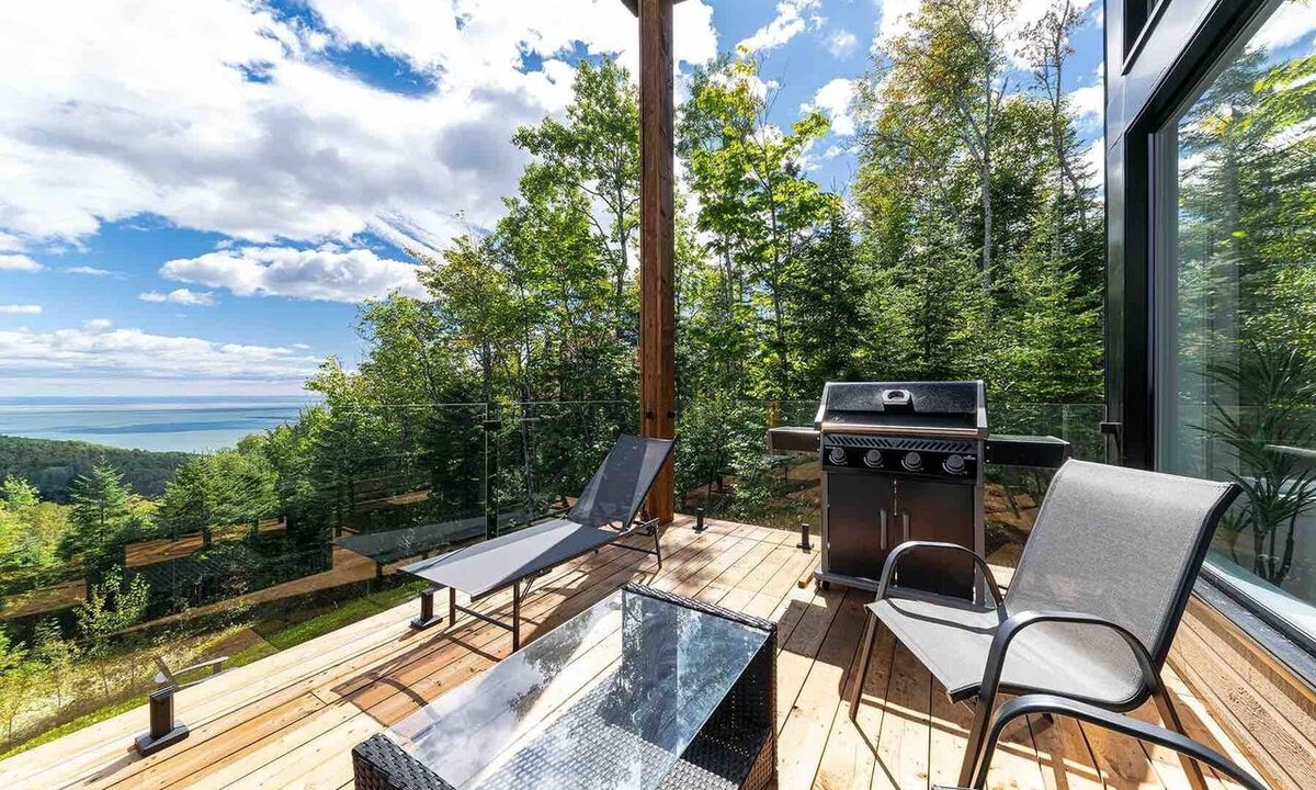 Les Eboulements House | Louis Cyr 70: River Views, Hot Tub & Billiards