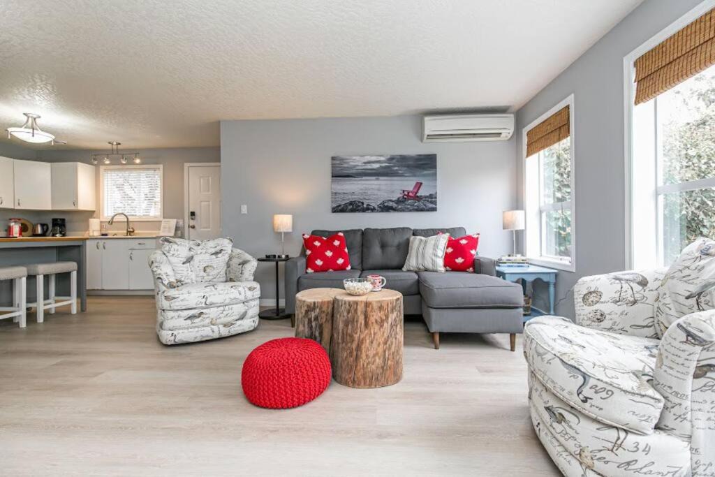 Colwood Apartment | Lovely 2 bedroom suite steps from The beach
