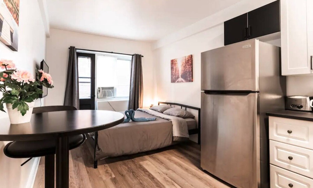 Mile End Apartment | Lovely Brand New Studio w/AC & Balcony