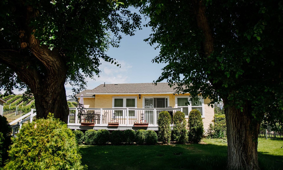Oliver Cottage | Lovely Private Cottage overlooking the vines at River Stone Estate Winery