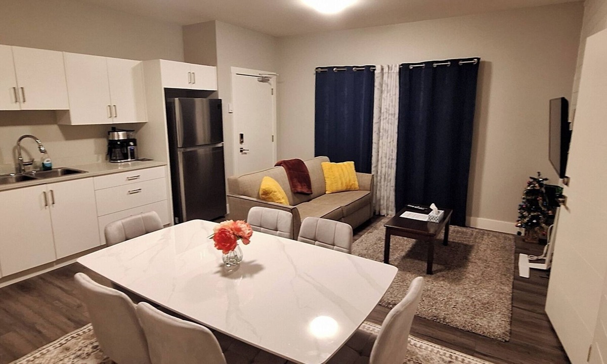 Langford House | Lovely Two Bedroom Suite w A/C - Sleeps 8! Complimentary Snacks & Drinks!