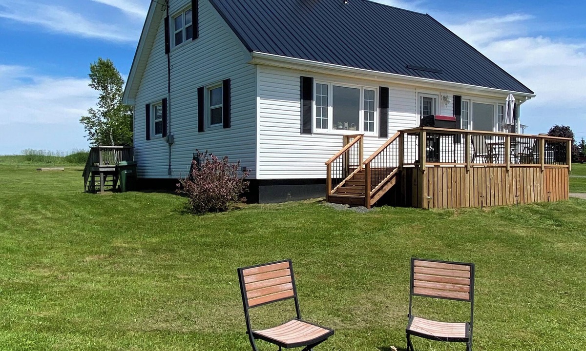 Souris House | Lower Bay Cottages/Surrounded by beautiful Canadian beaches!