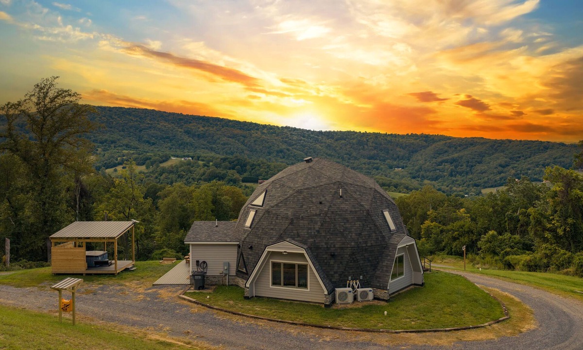 Front Royal House | ⭐️Lunar Lookout ⭐️ Geodesic Dome on 8 acres with HOT TUB!