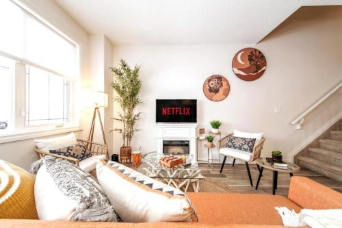 Northwest Edmonton Apartment | Luxe Escape Duo - 8 Beds - Sleeps 22 - 4 Car Garage