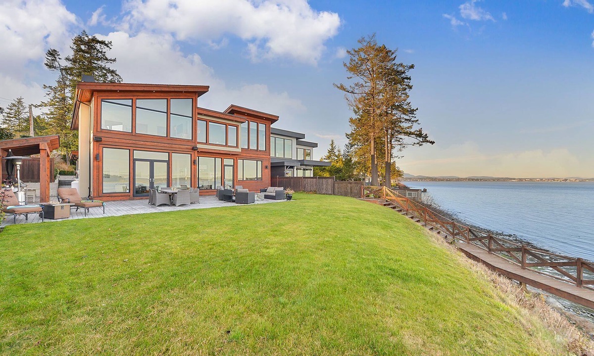 Sidney House | Luxurious 3 Bedroom Oceanfront Home with Spectacular Views