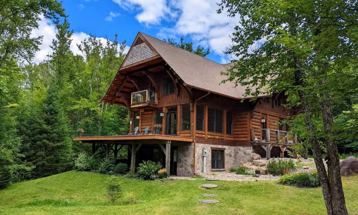 Lac-Superieur Ski Chalet | Luxurious 5 bedroom Chalet Pet-Friendly pool table, AC, spa, pool, tennis, lake