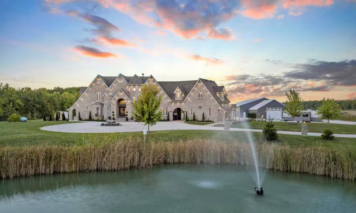 Town of Essex Apartment | Luxurious Castle Suite - Private & Peaceful Escape
