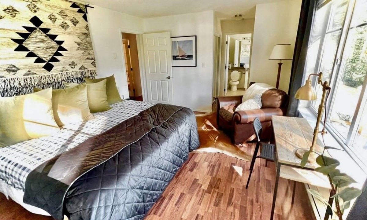 Port Moody Cottage | Luxurious Cottage Getaway