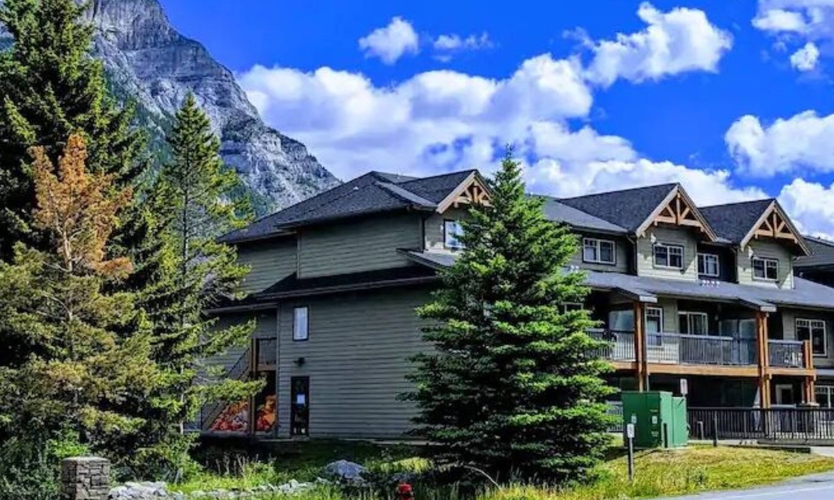 Dead Man's Flats Resort | Luxurious Multi-level Condo in Premium Resort