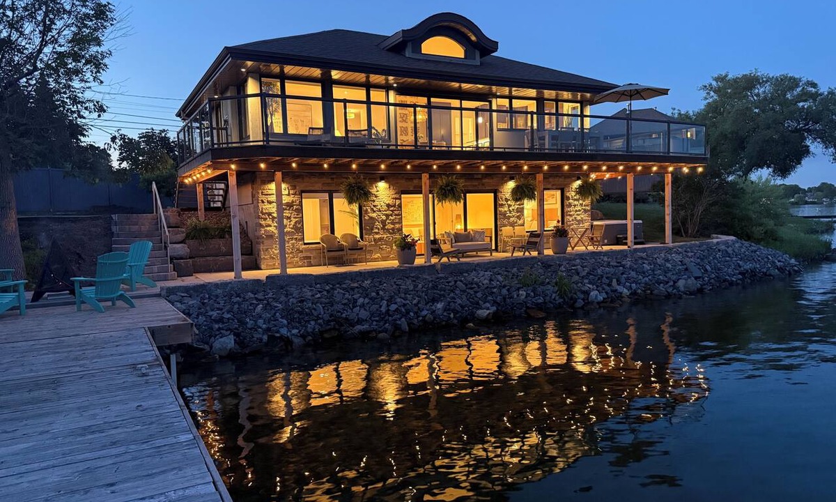 South Glengarry Cottage | Luxurious Riverfront Retreat, Dock, Beach, Hot tub