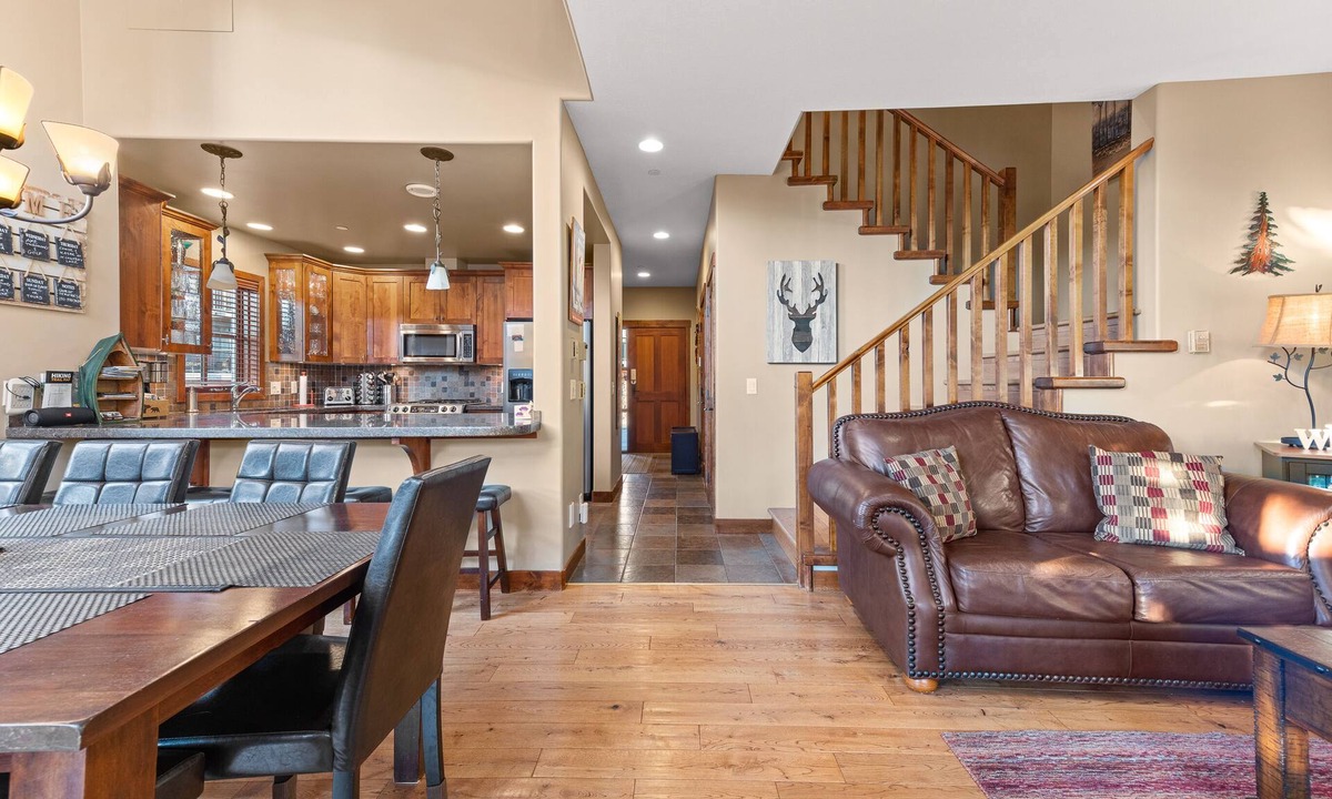 Sun Peaks House | Luxurious & Spacious 4 Bdrm+Bonus Room Townhouse,Ski-in/Ski-out, HotTub,BBQ,View