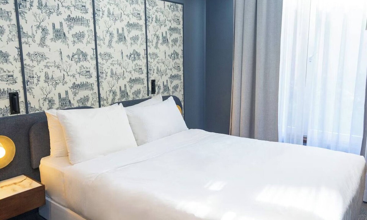Old Montreal Hotel | Luxurious Suite Near Iconic Notre-Dame Basilica and Montreal Science Center