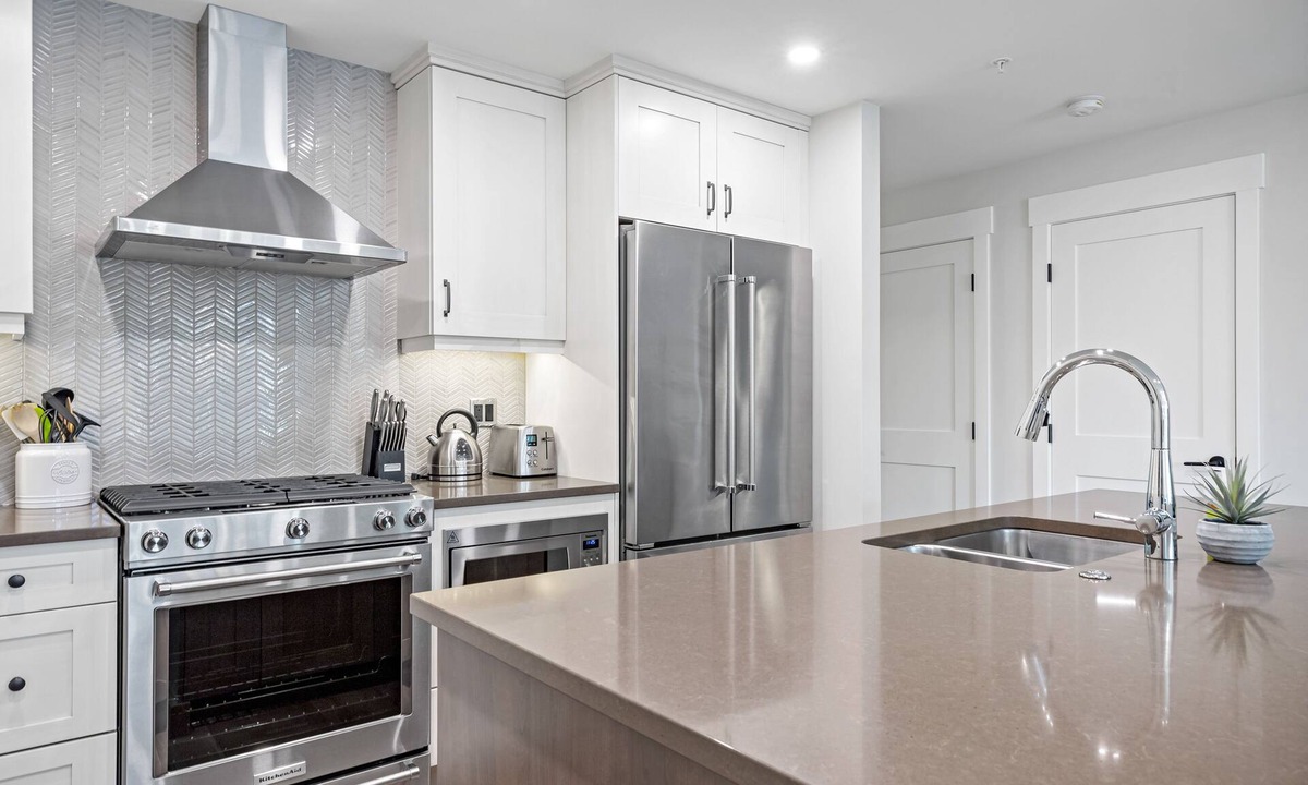 Canmore Condo | Luxury 1 Bedroom + Den Spring Creek Condo