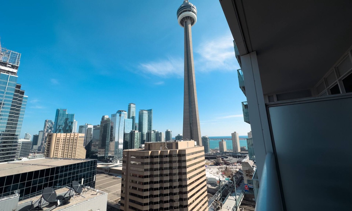 Fashion District Hotel | Luxury 2 Beds with Lakeview near CN Tower, Scotia Arena & FREE PRIVATE PARKING