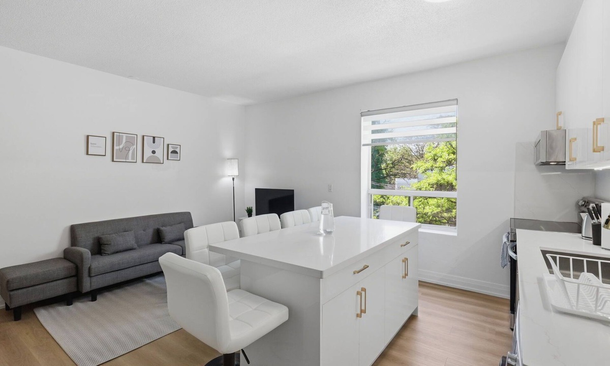 Parkdale Apartment | Luxury 4BR 2Bath Apartment in Downtown Toronto