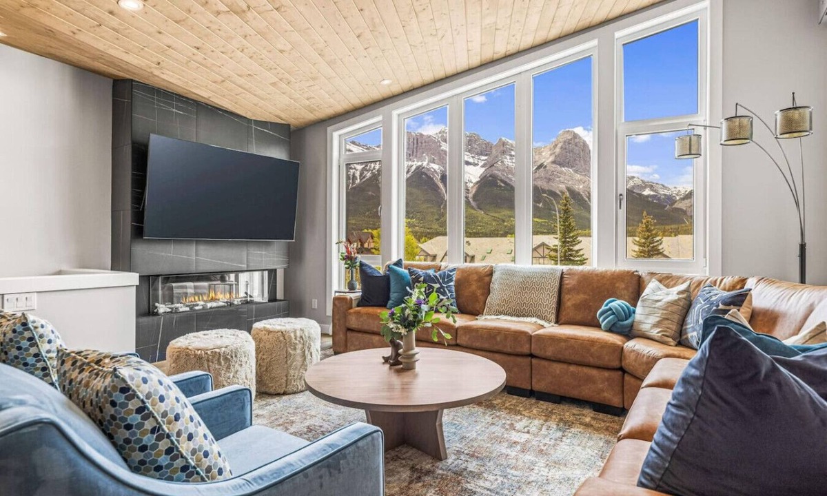 Canmore Apartment | Luxury 4BR + Hot Tub, Mtn Views 10Min Walk to DT