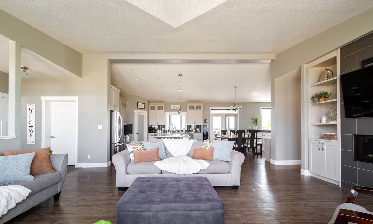 Leduc County House | Luxury Farmhouse Retreat Sleep 16 Patio AC