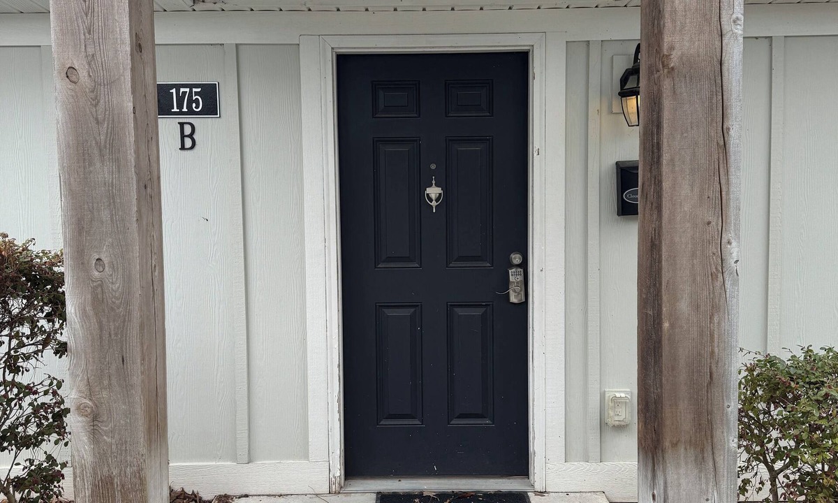 Elizabethtown Resort | Luxury Lodging, Lakefront View, Queen Bed w/Private Bath, Private Patio.