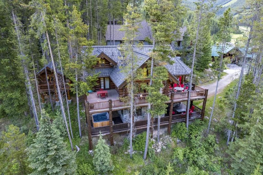 East Kootenay Ski Chalet | Luxury Log Chalet Ski In & Out Pool and Private HotTub