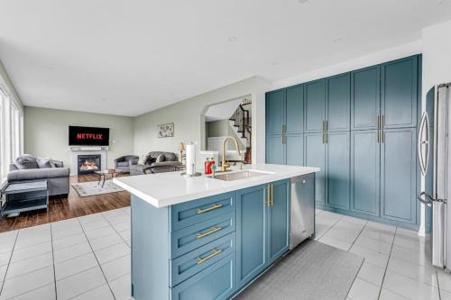 Thorold House | Luxury Mansion with Chefs Kitchen by Niagara Falls