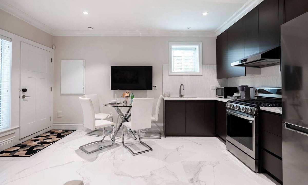 Burnaby Apartment | Luxury Modern Suite 2Bed 2 Bath Private Gym Chic Design