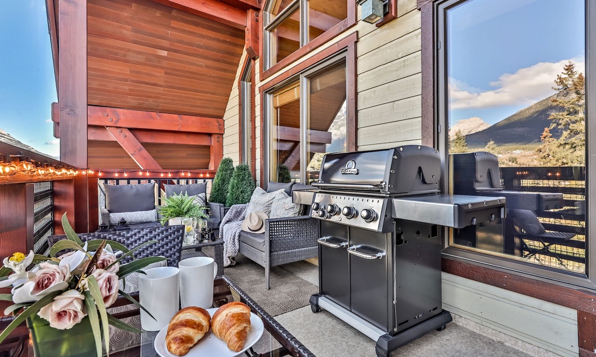 Canmore Condo | Luxury Mountain Penthouse at Spring Creek|Hot Tub|Prime Location|Amazing Views