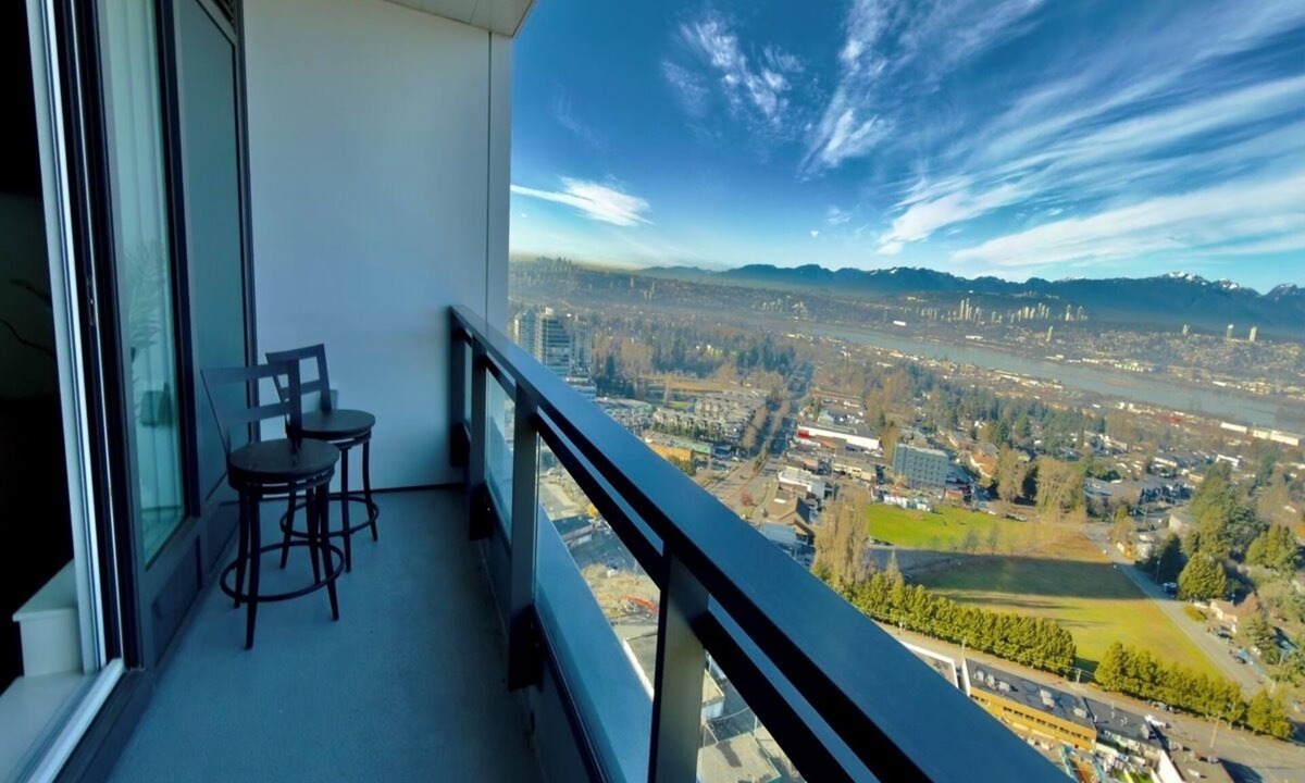 Surrey Condo | Luxury Sky view Condo w/Balcony , Central Surrey