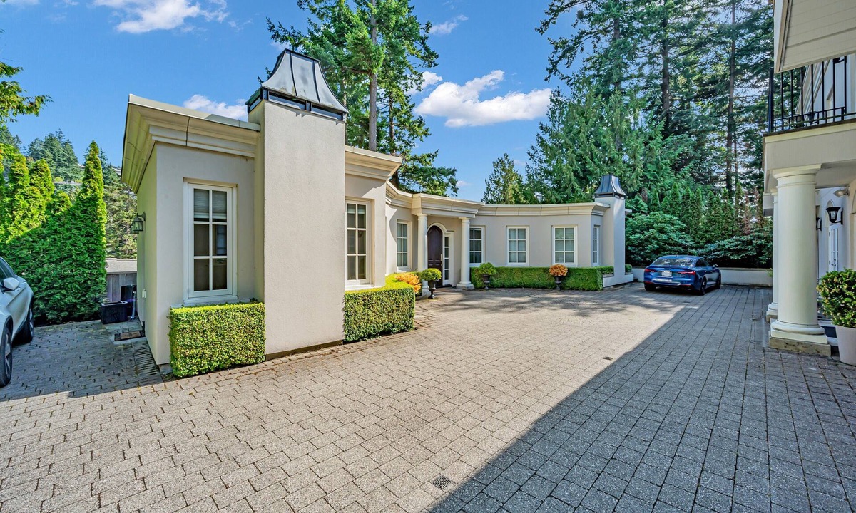 West Vancouver Villa | Luxury Spa Villa Pool, Sauna, Steam & Hot Tub