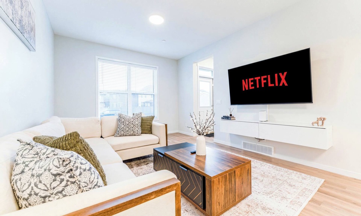 Calgary House | Luxury Spacious 3BR Retreat | King Bed | Fast WiFi | Free Parking | Near Shops