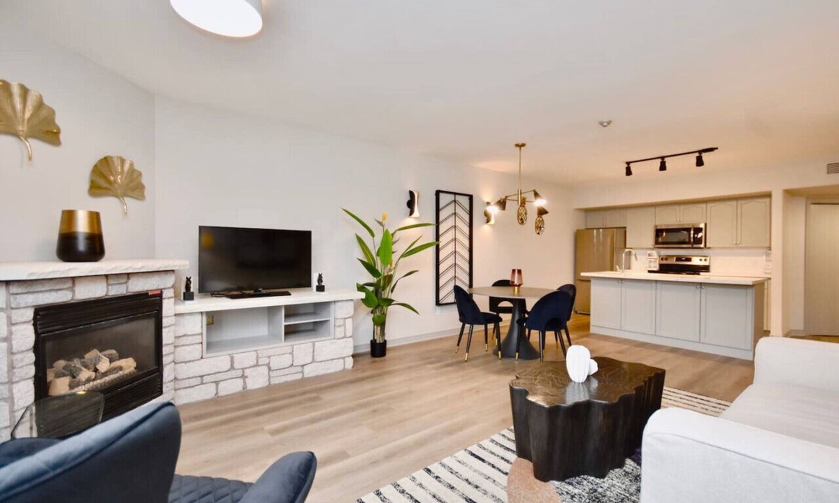 Oro-Medonte Condo | Luxury Suite, Full Kitchen, Heated Pool