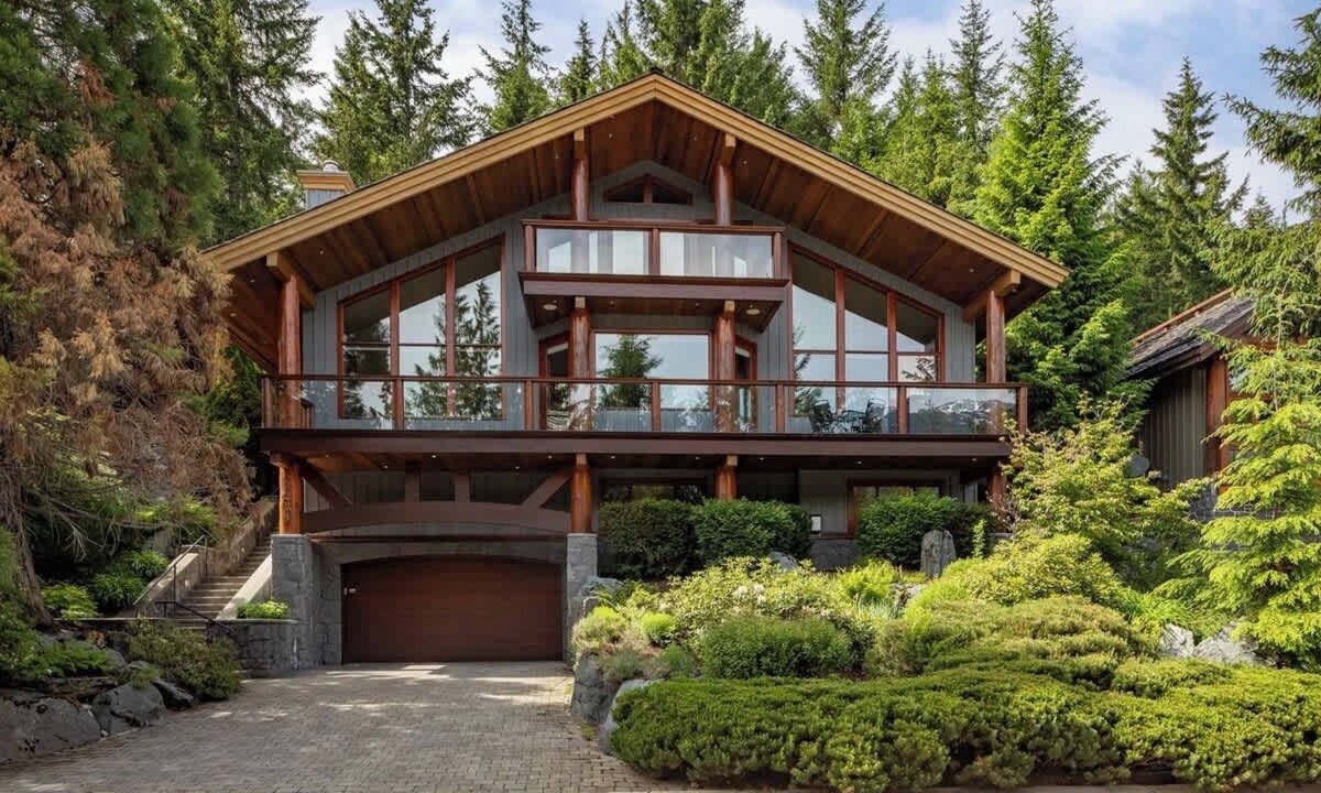 Blueberry Hill House | Luxury view chalet with hot tub