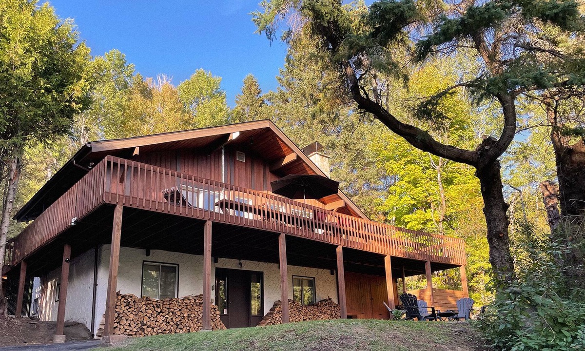 Sainte-Agathe-des-Monts House | Magnificent mid-century style chalet with 3 bedrooms and in-ground pool