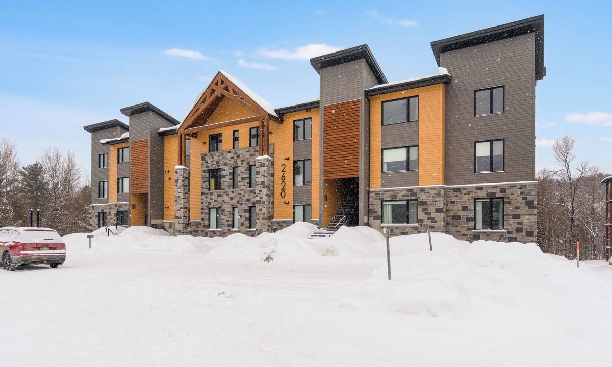 Orford Apartment | Magnificent Condo Au Coeur d'Orford